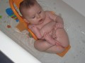 Elya dans son bain essaye d'attraper ses pieds - 014 * 1024 x 768 * (62KB)